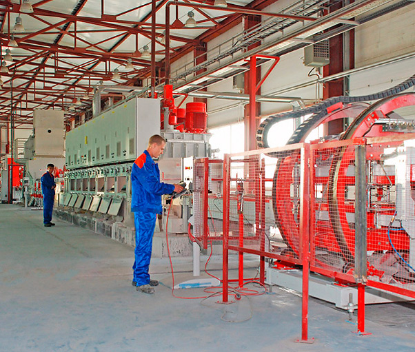 Алиханов заявил о полном обеспечении дорожного строительства российскими материалами и техникой